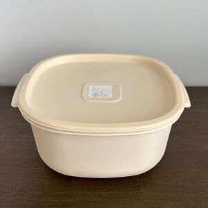Vintage Rubbermaid "Servin' Saver" 16 Cup Square Food Storage Container Almond
